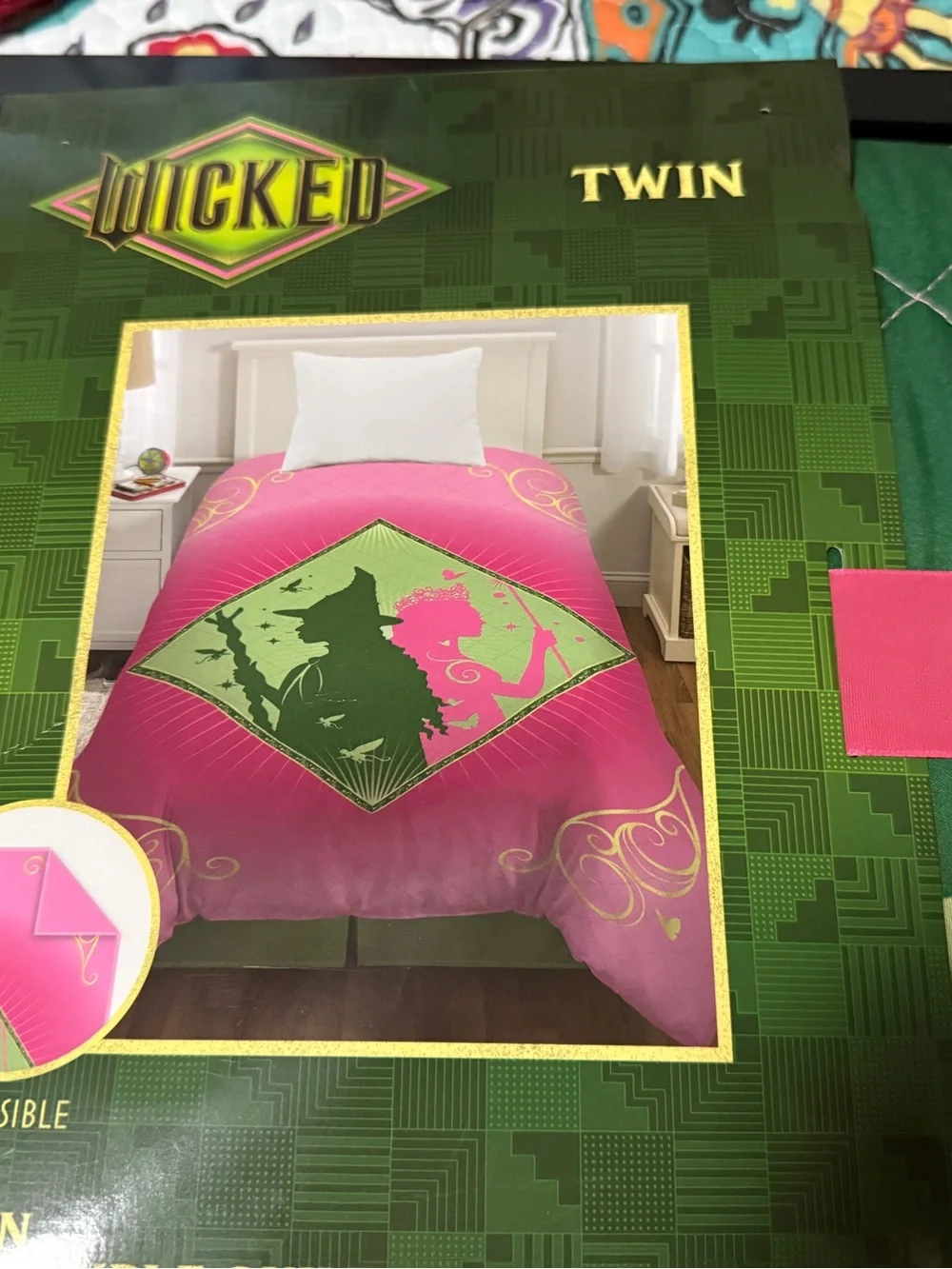 Reversible Twin Quilt - Pink & Green Wicked  Oz  New